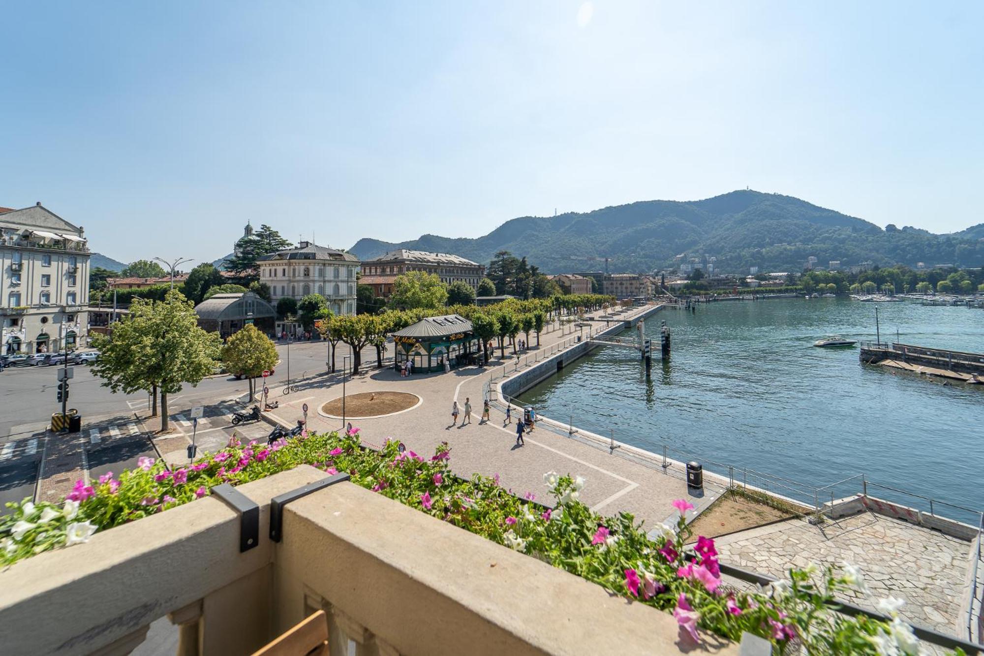 Appartamento Esclusivo Fronte Lago, In Centro A Como Con Garage Zewnętrze zdjęcie
