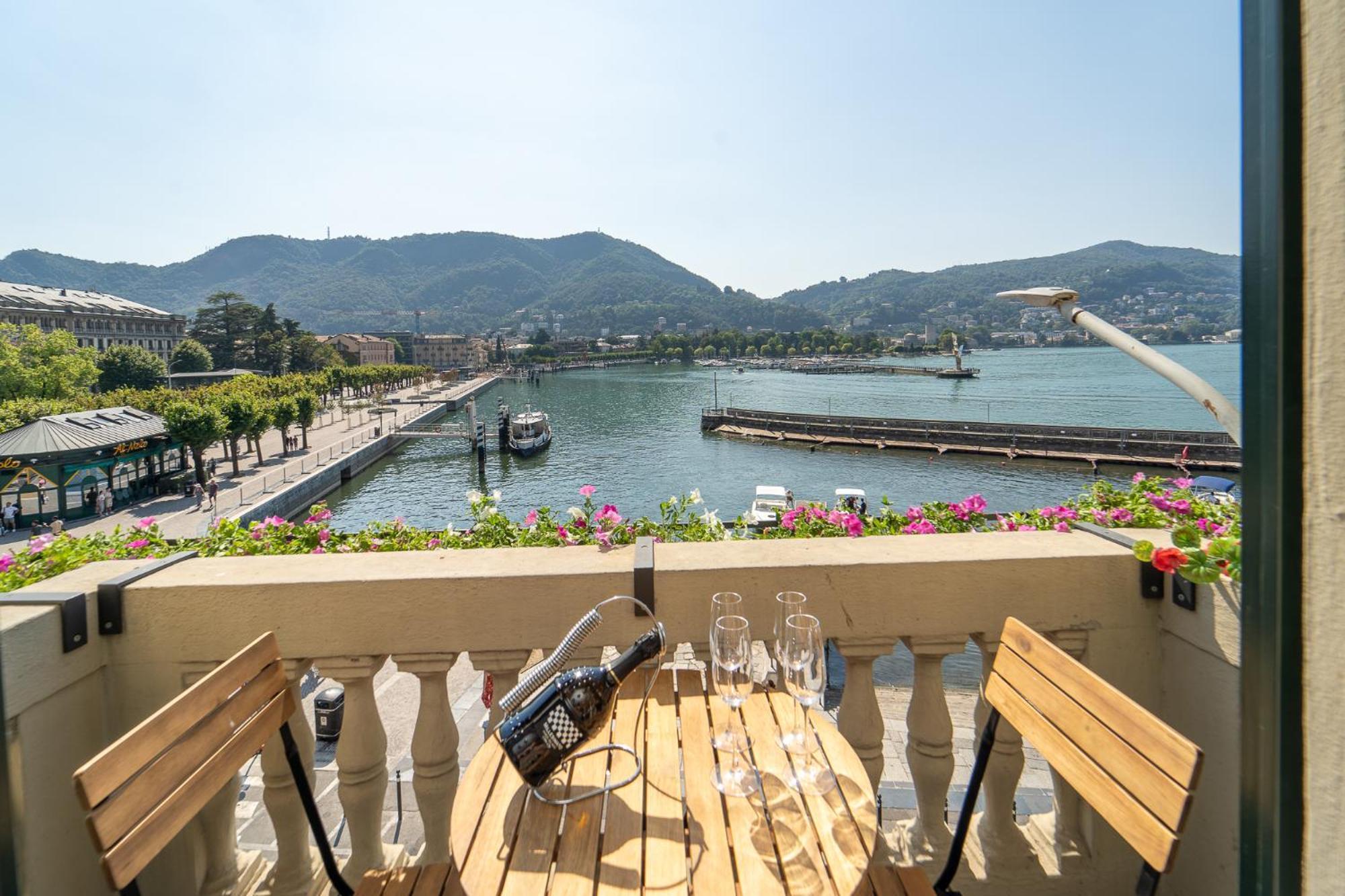 Appartamento Esclusivo Fronte Lago, In Centro A Como Con Garage Zewnętrze zdjęcie