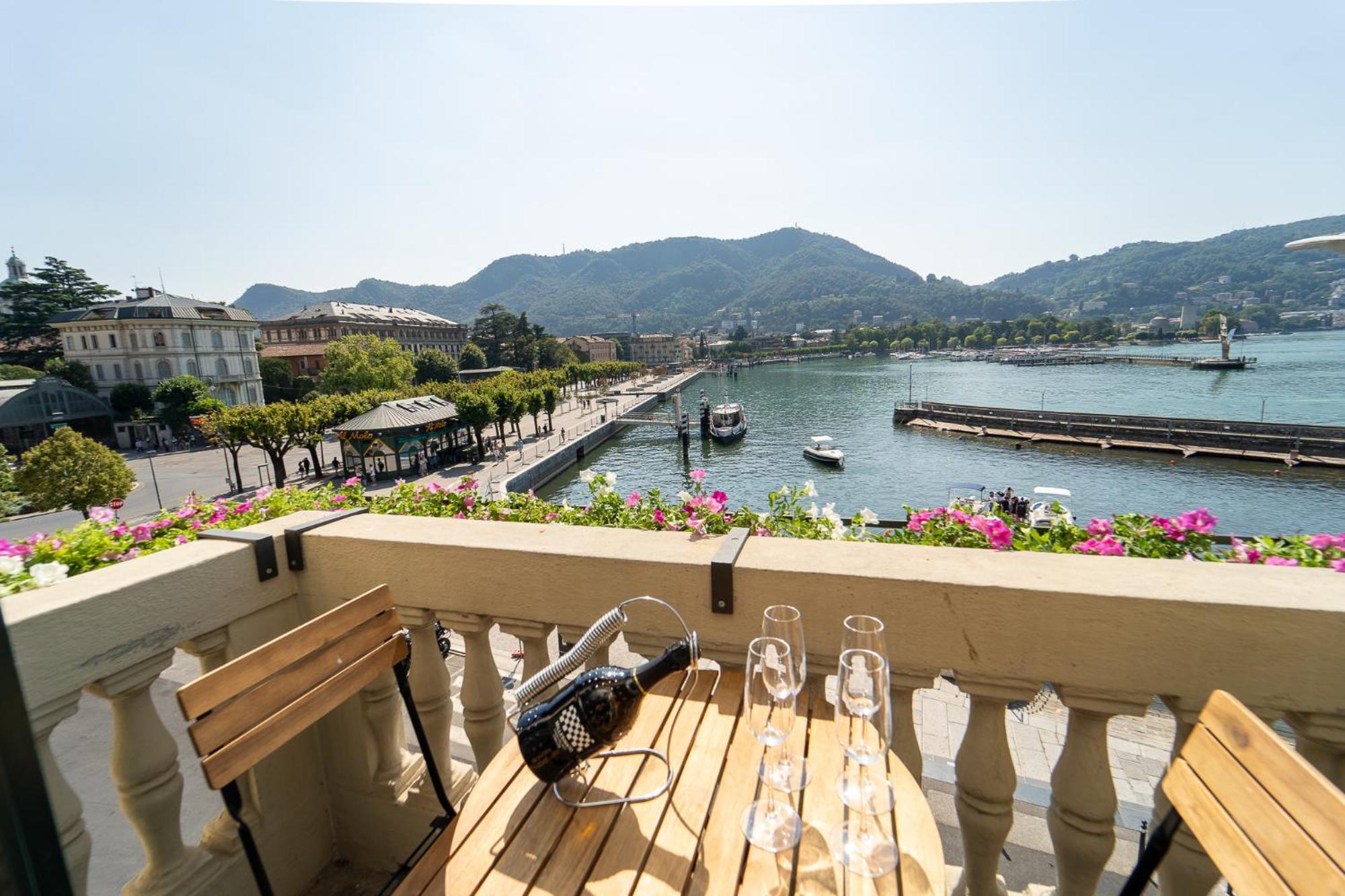 Appartamento Esclusivo Fronte Lago, In Centro A Como Con Garage Zewnętrze zdjęcie