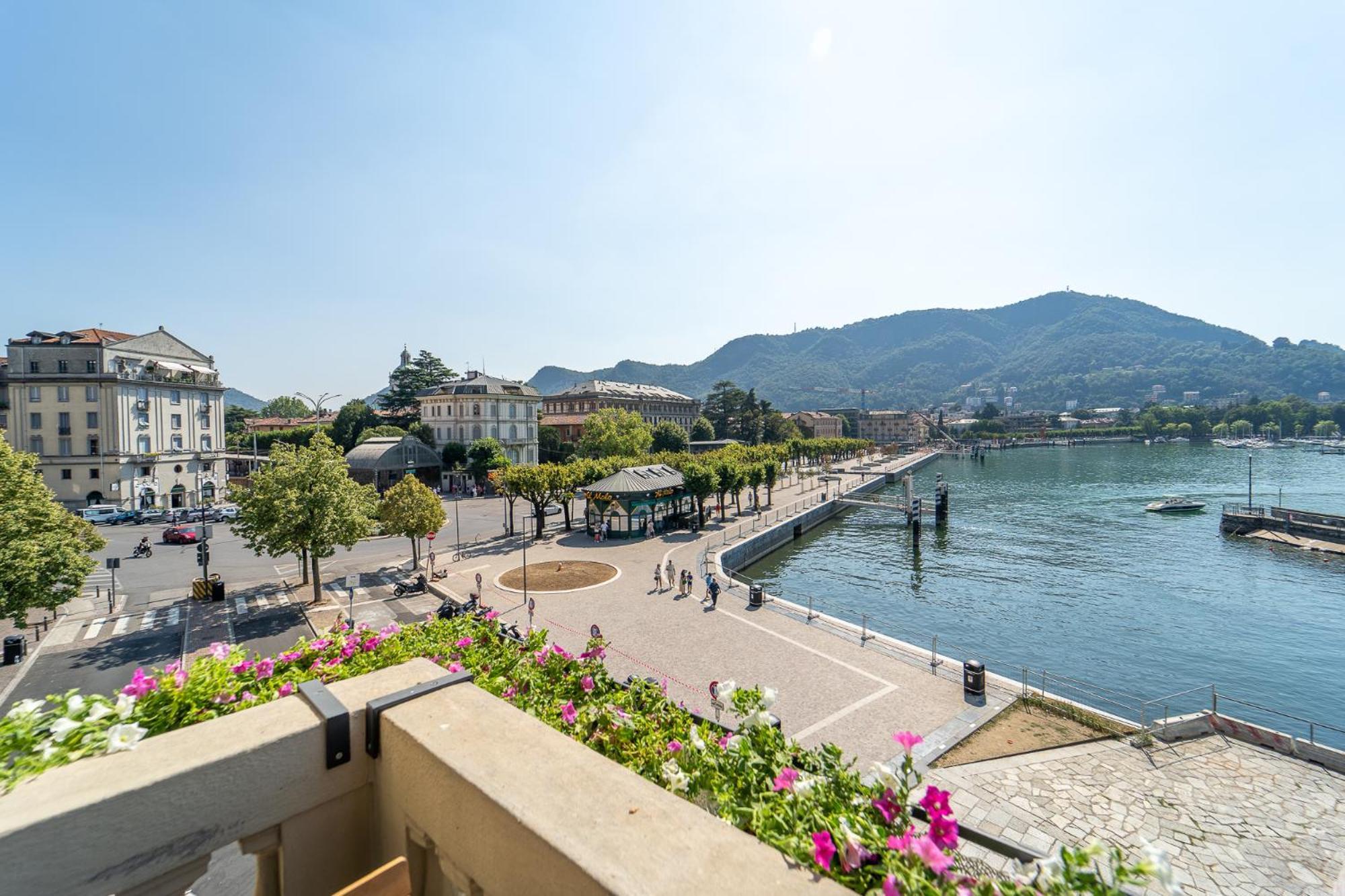Appartamento Esclusivo Fronte Lago, In Centro A Como Con Garage Zewnętrze zdjęcie