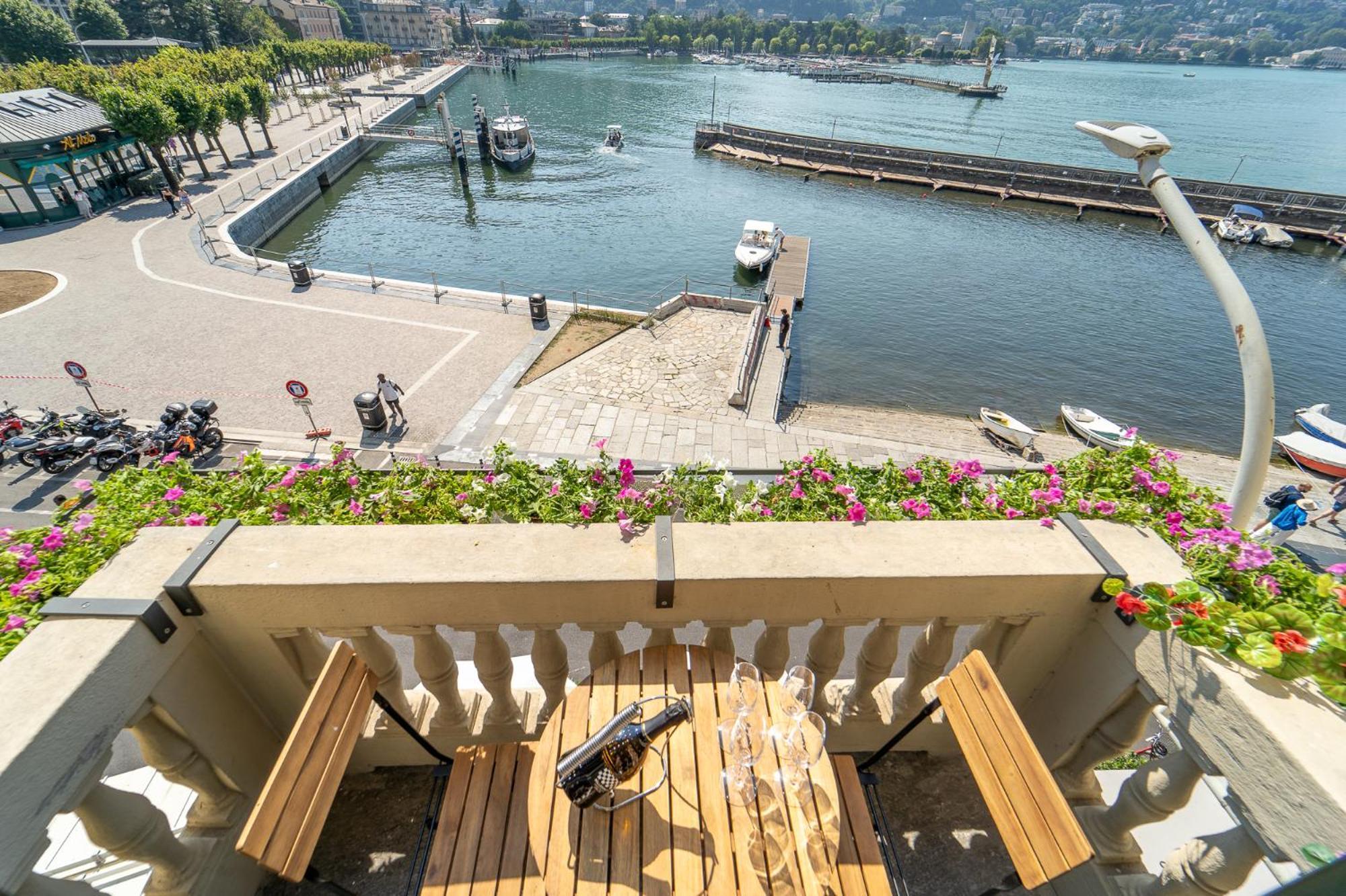 Appartamento Esclusivo Fronte Lago, In Centro A Como Con Garage Zewnętrze zdjęcie